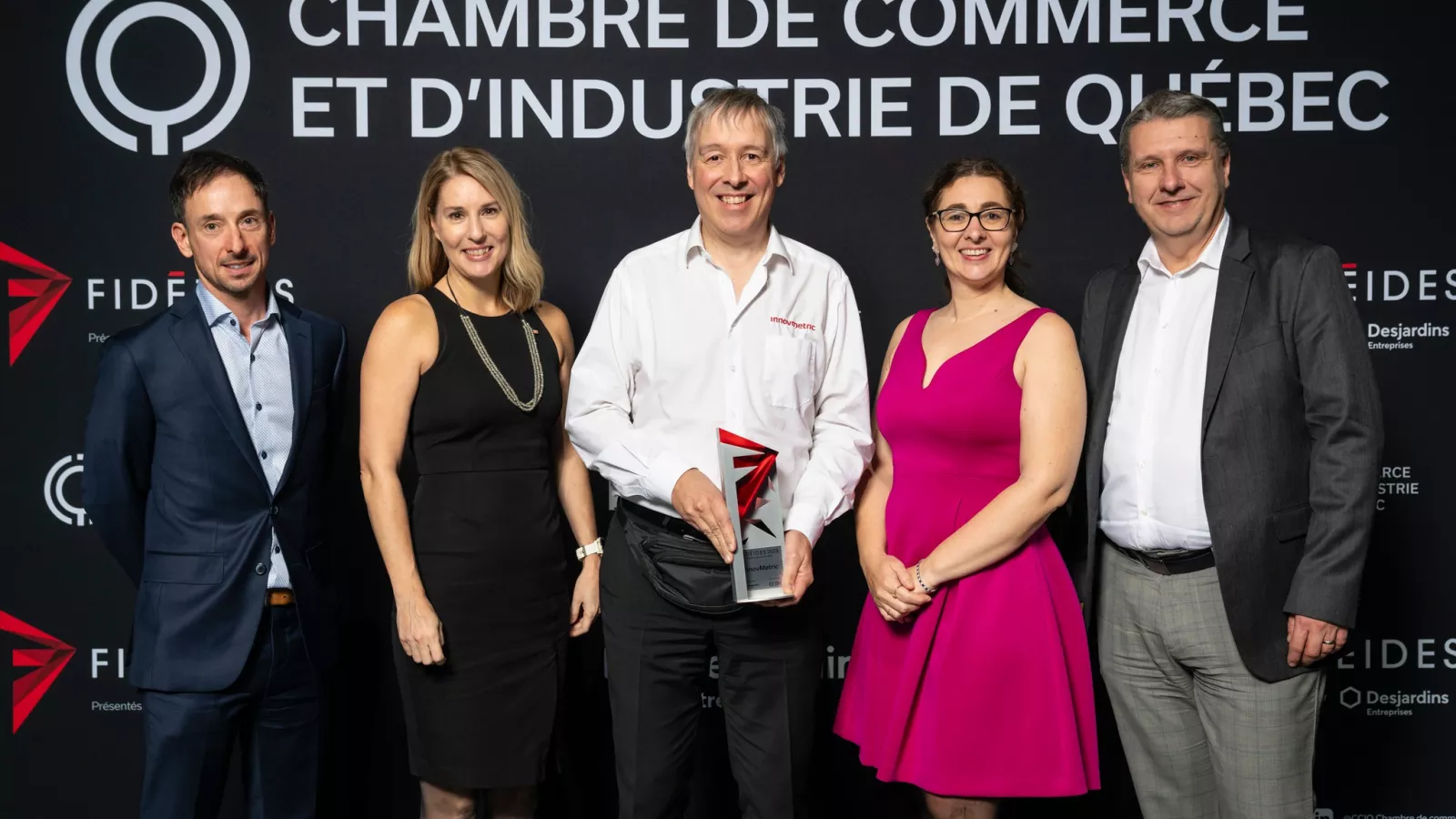 “Prix rayonnement hors Québec”を壇上で誇らかに受けるInnovMetricの代表団